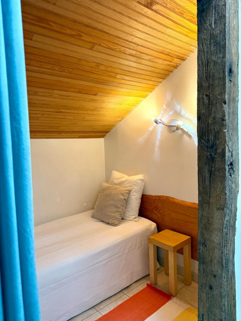 Alcôve sous combles avec lit simple - gîte Le Chail dans les Landes