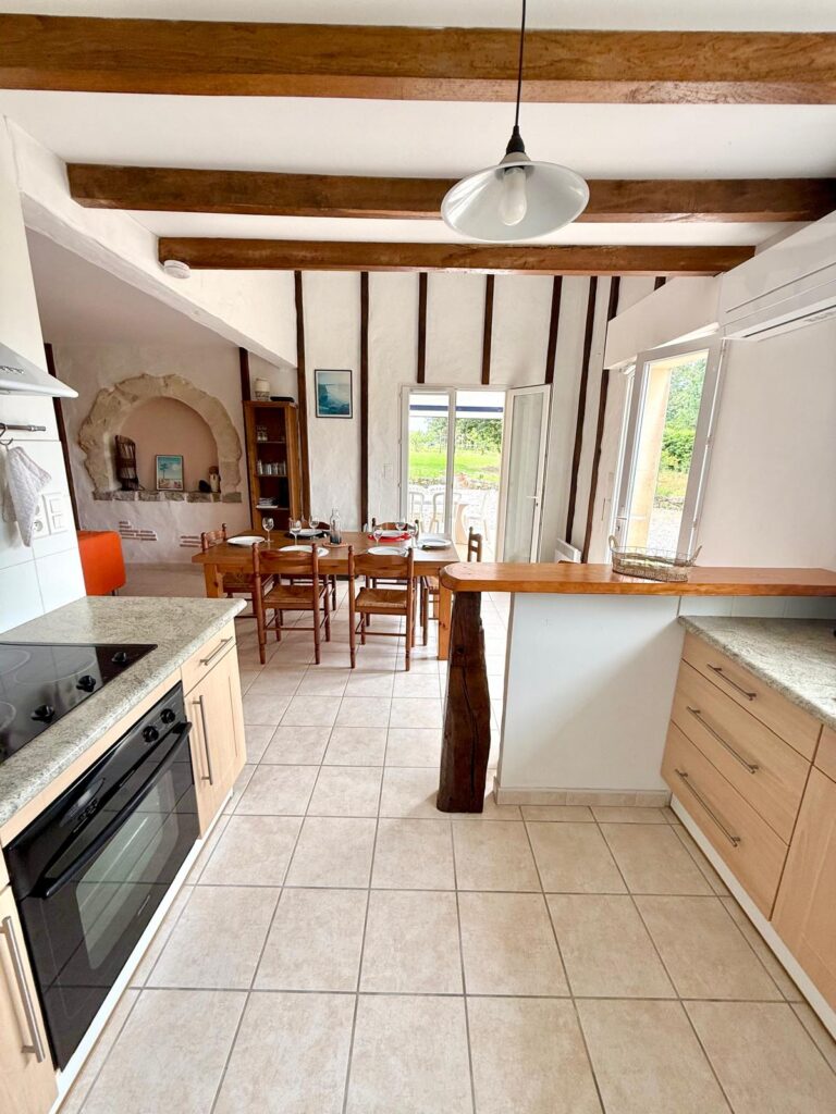Espace de vie ouvert sur salle à manger et terrasse - gîte Le Chail Nouvelle-Aquitaine