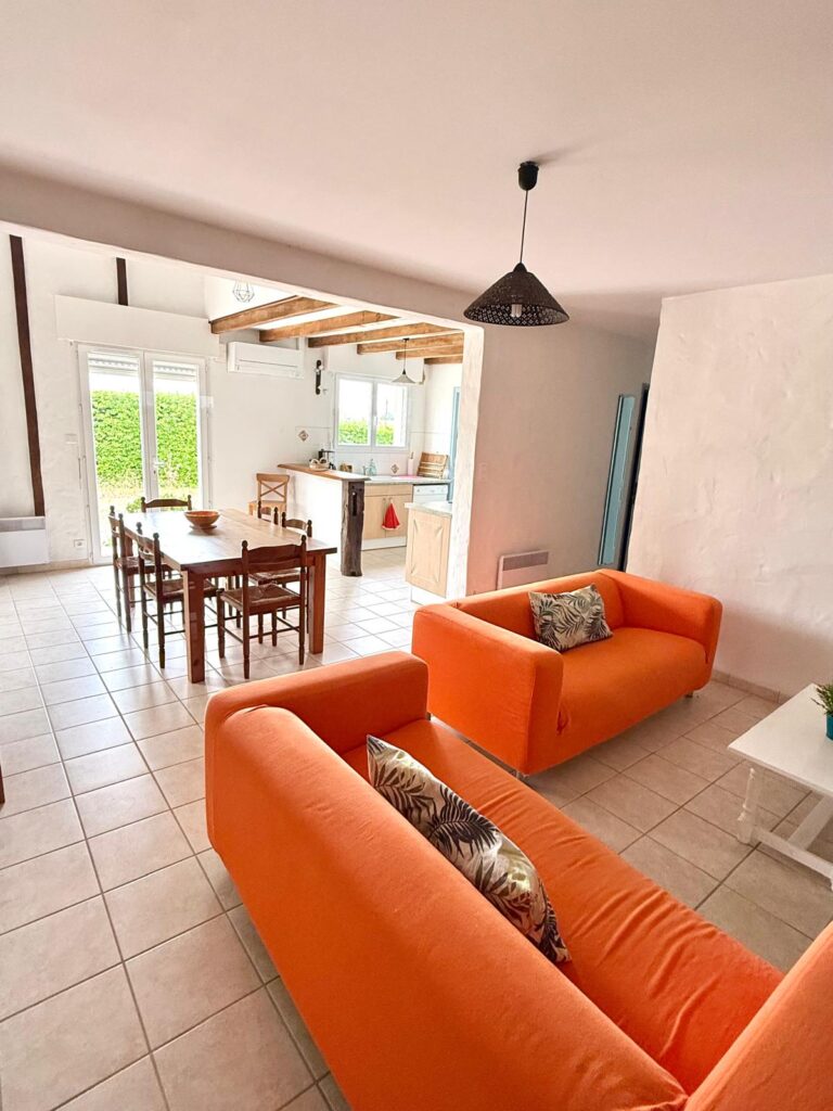 Pièce de vie avec canapés et salle à manger - gîte Le Chail Sud-Ouest