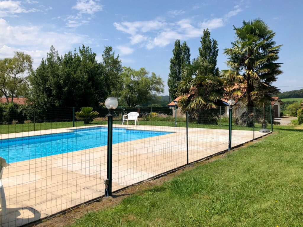 Piscine sécurisée avec barrière de protection - gîte Le Chail dans les Landes (40)