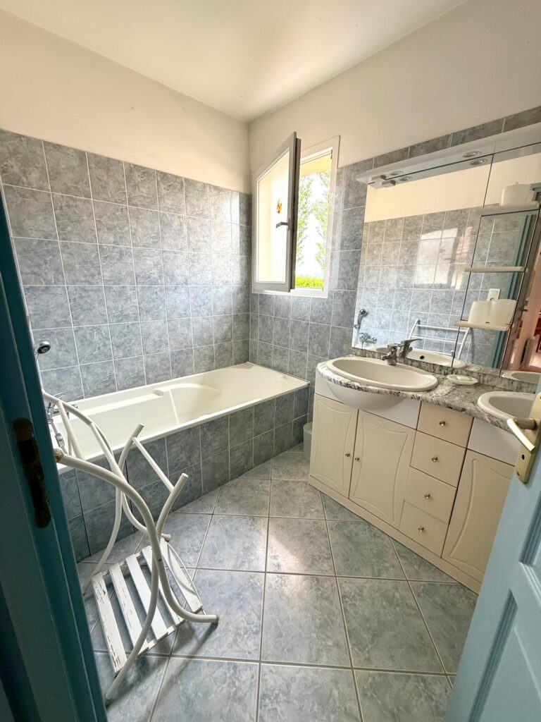 Salle de bain avec baignoire et double vasque - gîte Le Chail Nouvelle-Aquitaine