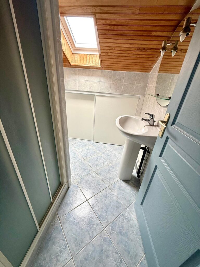 Salle de douche lumineuse sous velux du gîte Le Chail dans les Landes