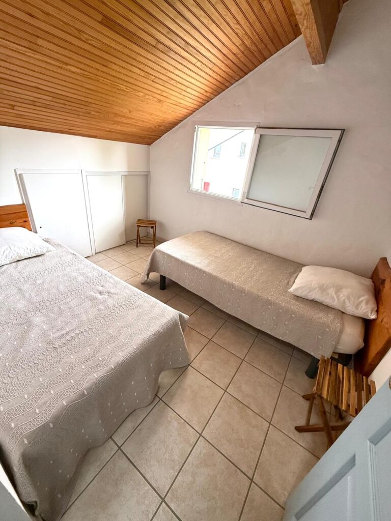 Chambre sous combles avec lit double et lit simple - gîte Le Sau dans les Landes