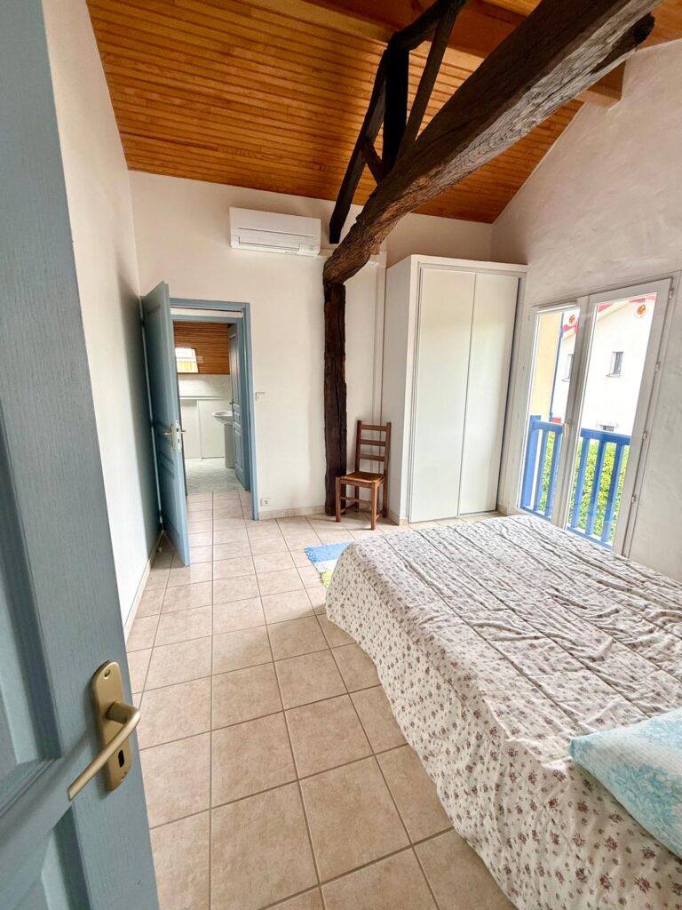Chambre à l'étage avec dressing intégré et accès salle de douche - gîte Le Sau dans les Landes