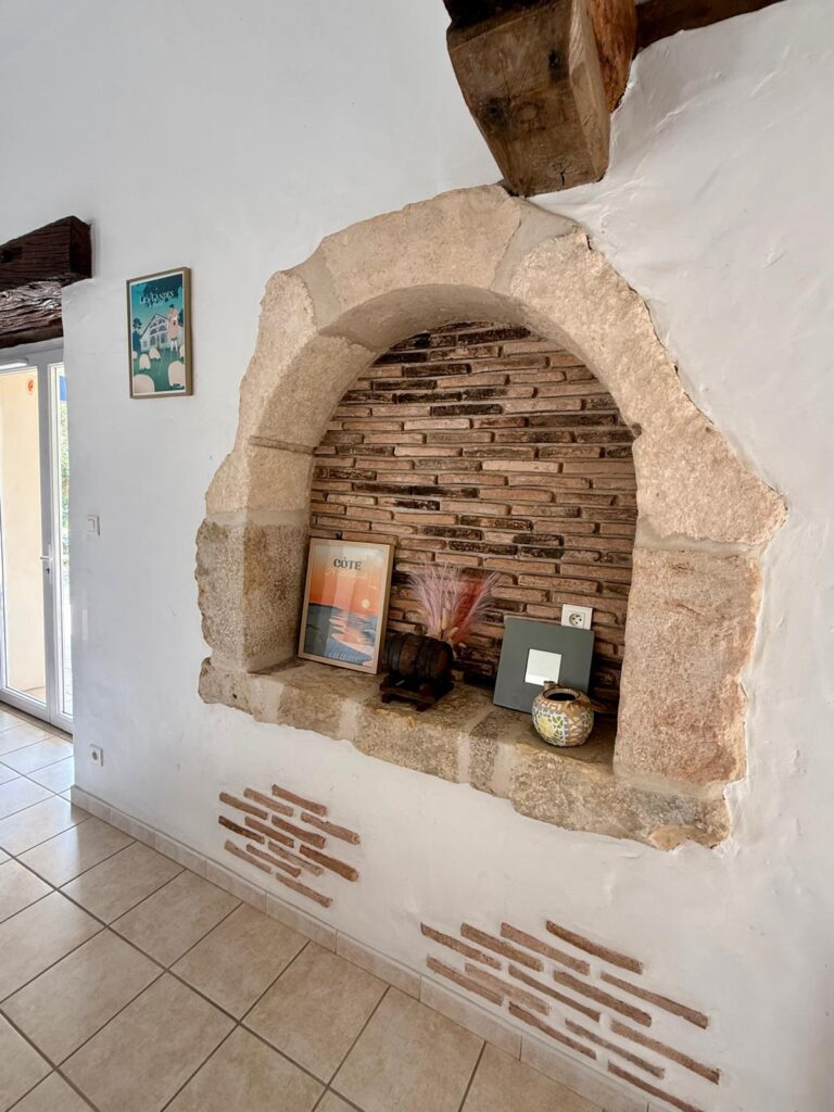 Niche en pierre d'origine avec arche et décoration landaise - gîte Le Sau Sud-Ouest