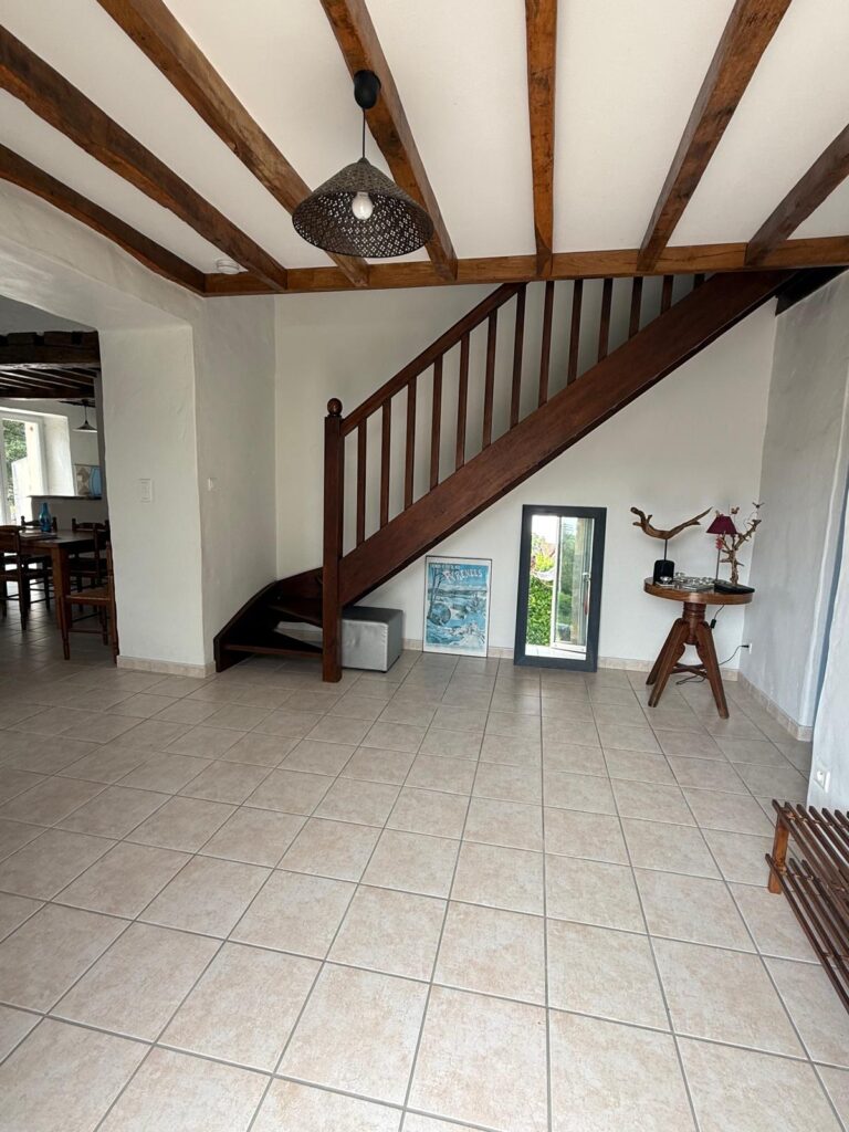 Pièce de vie spacieuse avec mezzanine et escalier en bois - gîte Le Sau dans les Landes