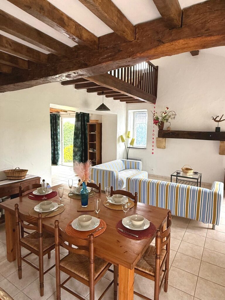 Salle à manger conviviale sous mezzanine avec niche en pierre - gîte Le Sau à Peyrehorade
